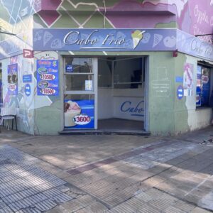LOCAL EN ESTRATÉGICA ESQUINA. Av. ALFONSIN AL 1000.