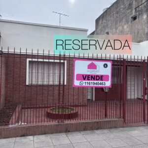 RESERVADA!!! SE ESCUCHAN OFERTAS!CASA 3AMB. APTA CRÉDITO. ANATOLE FRANCE AL 800.